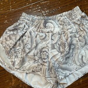 Lulu Floral 2.5" Hotty Hot Shorts Size 4